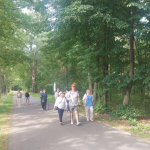 Edukacja ekologiczna dla seniorów – Nordic walking – aleja dębów