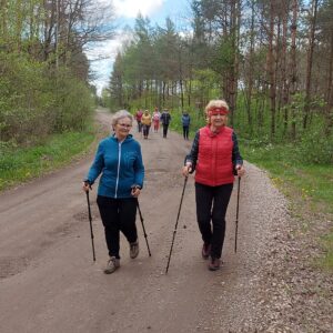 Chodzenie i nordic walking – idealne sporty dla seniorek i seniorów