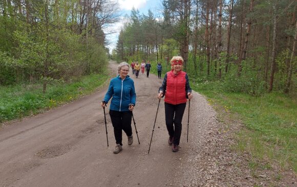 Chodzenie i nordic walking – idealne sporty dla seniorek i seniorów